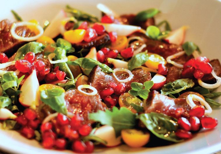 Salad with sirloin and pomegranate seeds or figs