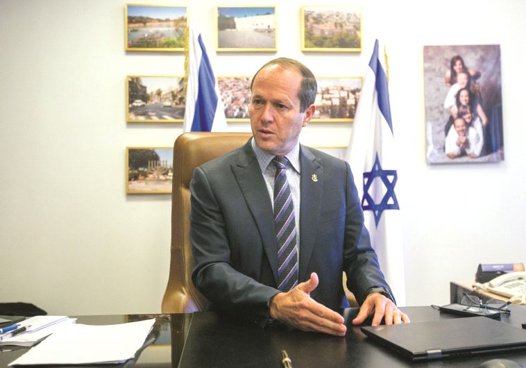 Le maire de Jérusalem dans son bureau