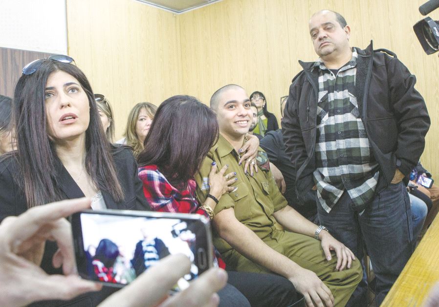 Le soldat Elor Azaria entouré de sa famille