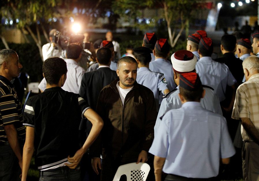 Ahmad Daqamseh (center), a Jordanian soldier who killed seven Israeli schoolgirls on March 13, 1997, seen at Um Alluol prison in the city of Mafraq, northeast of Amman, [File 2013]