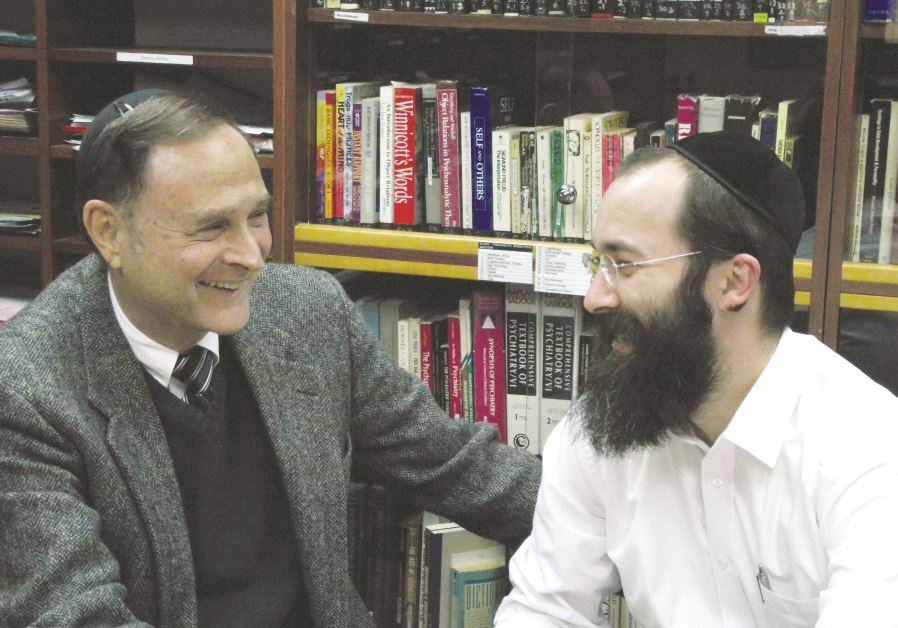 Le Dr Yisrael Levitz (à gauche) avec un de ses anciens stagiaires à l’Institut de la famille 