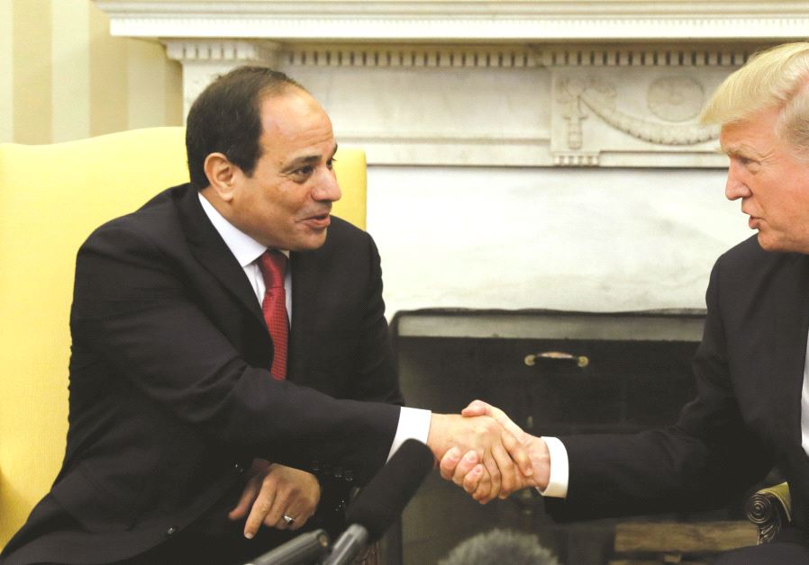 Poignée de mains entre le président égyptien et Donald Trump