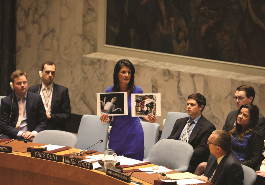 Nikki Haley montrant à l’ONU des photos  des victimes des armes chimiques d’Assad