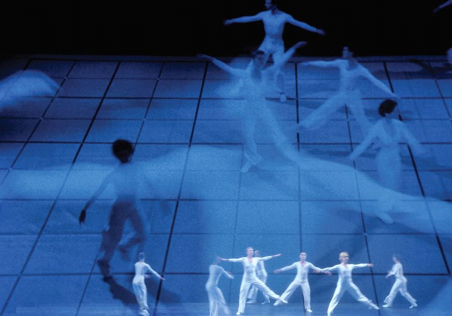 Lucinda Childs’s Dance