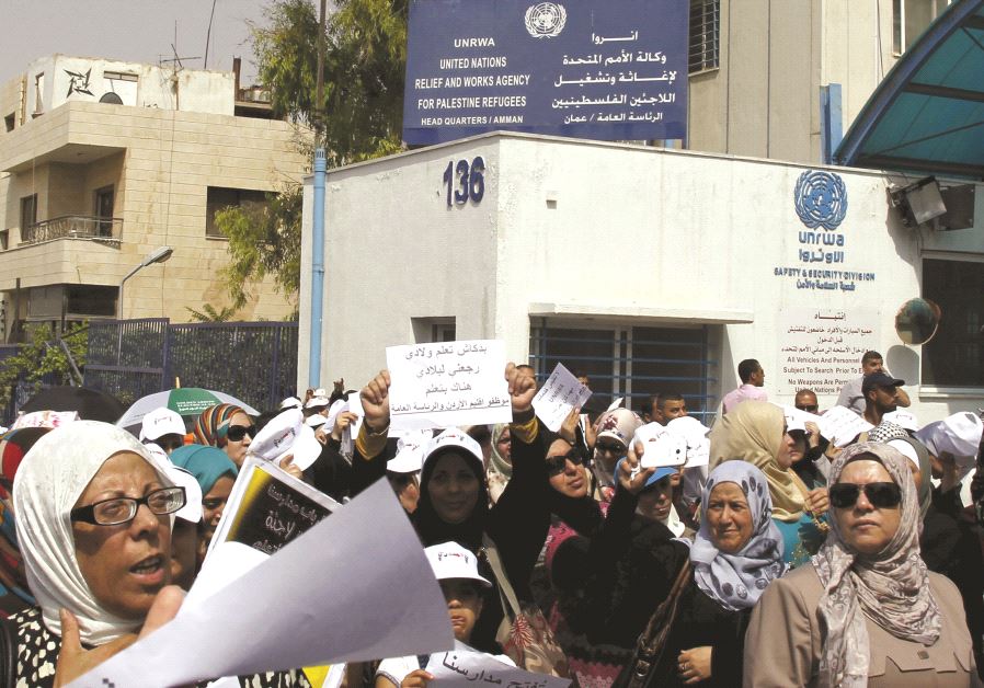 Des manifestants devant une représentation de l'UNRWA à Amman